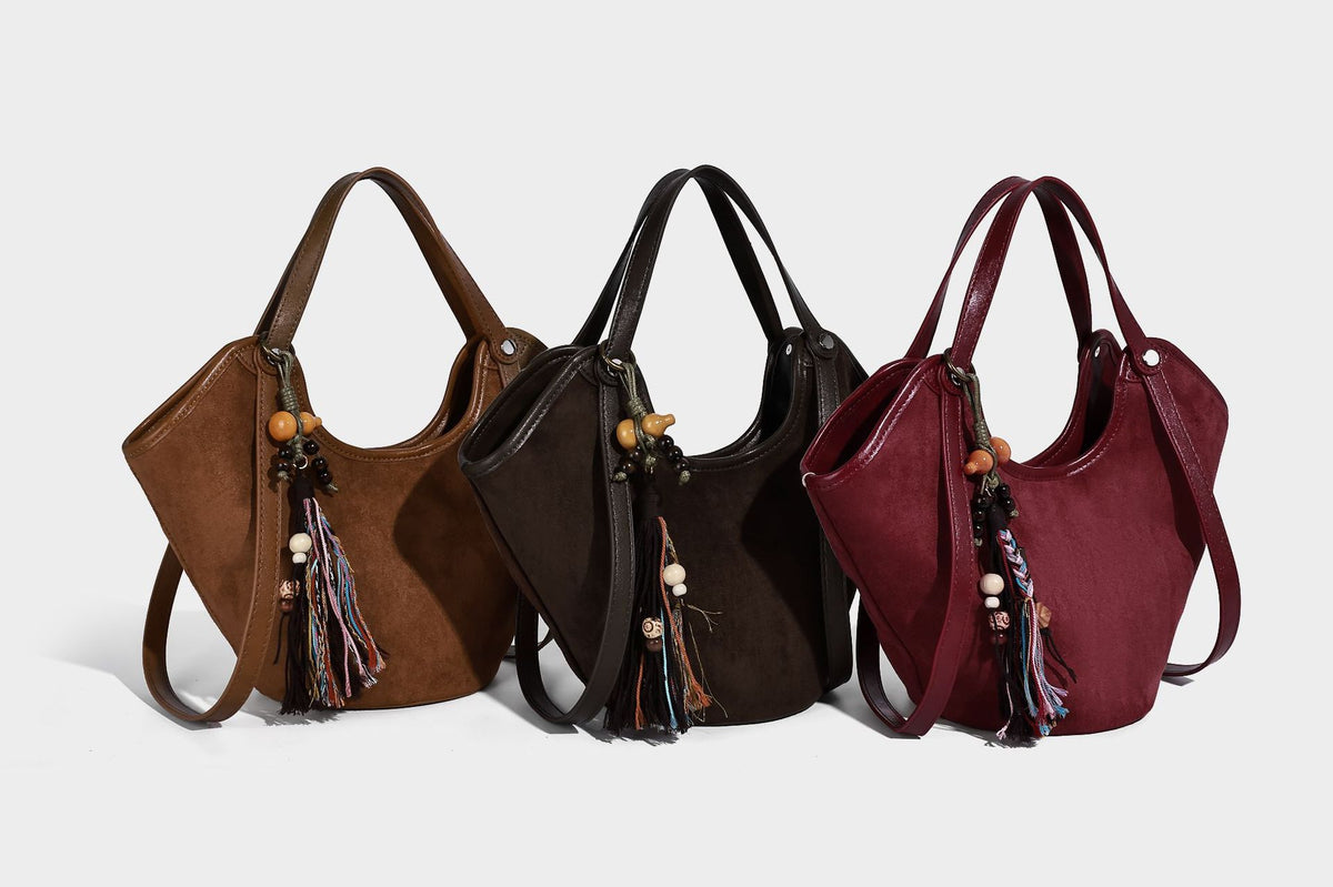 Dunkelbraune matte Hobo-Schultertasche in Velourslederoptik mit geschwungener, oben offener Silhouette, zwei Schulterriemen und abnehmbarem