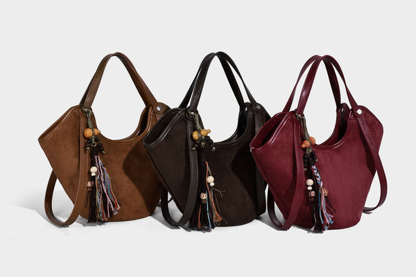Dunkelbraune matte Hobo-Schultertasche in Velourslederoptik mit geschwungener, oben offener Silhouette, zwei Schulterriemen und abnehmbarem