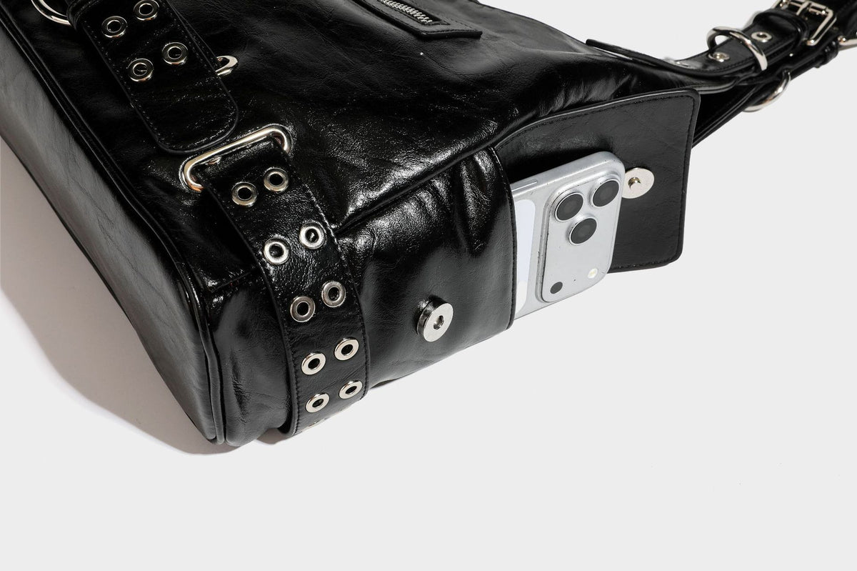 Große glänzende schwarze Hobo-Schultertasche mit silberfarbenem Ösen-Gürtelboden, Schnallenbeschlägen, vorderer Reißverschlusstasche und zwei …; Detailansicht