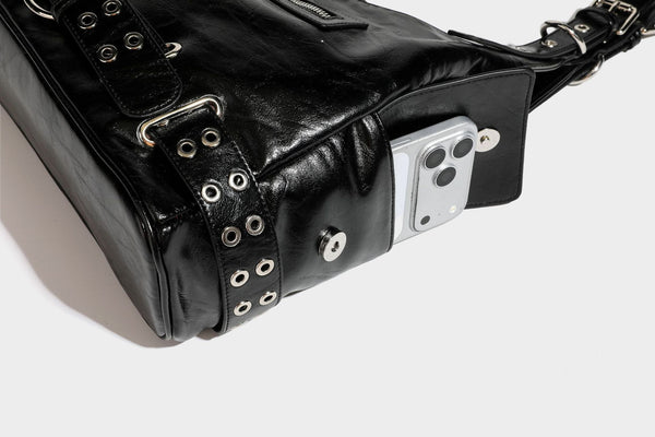 Große glänzende schwarze Hobo-Schultertasche mit silberfarbenem Ösen-Gürtelboden, Schnallenbeschlägen, vorderer Reißverschlusstasche und zwei …; Detailansicht