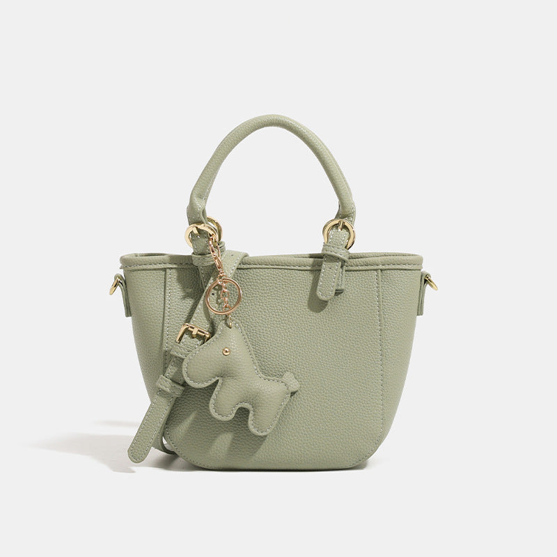 Mini-Bucket-Tote-Bag mit strukturierter Form und matter, genarbter Oberfläche, Pferdeanhänger, zwei Tragegriffen und abnehmbarem Schulterriemen