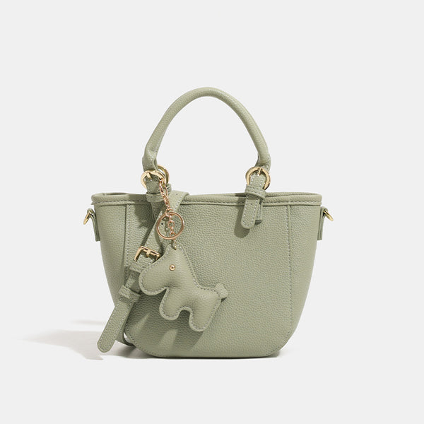 Mini-Bucket-Tote-Bag mit strukturierter Form und matter, genarbter Oberfläche, Pferdeanhänger, zwei Tragegriffen und abnehmbarem Schulterriemen