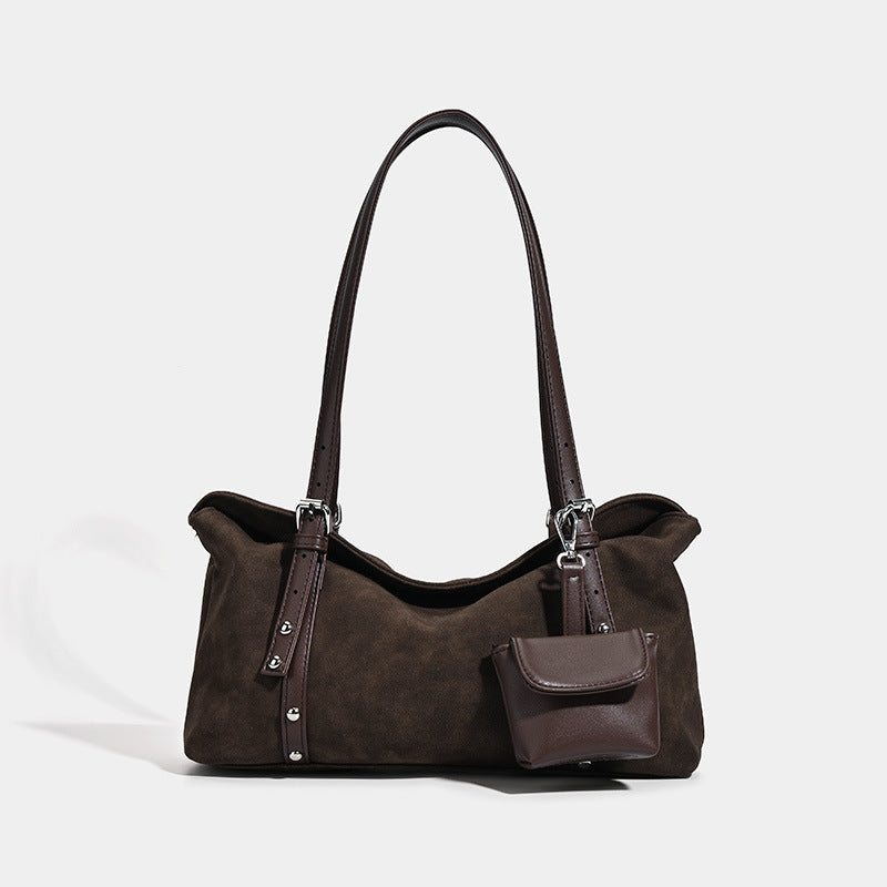 Große lässig fallende Hobo-Schultertasche in Camel mit dunkelbraunen Details in Lederoptik, zwei Schulterriemen, silberfarbenen Beschlägen und