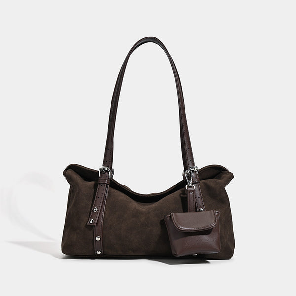 Große lässig fallende Hobo-Schultertasche in Camel mit dunkelbraunen Details in Lederoptik, zwei Schulterriemen, silberfarbenen Beschlägen und