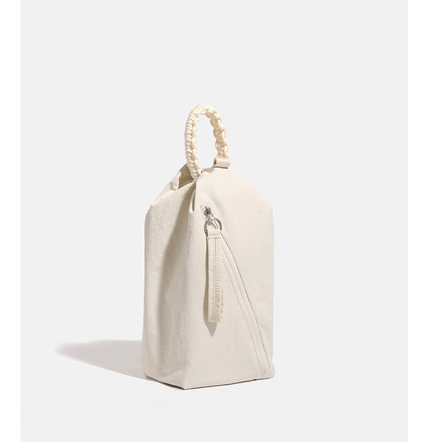 Lässige Crossbody-Tasche aus weichem Stoff mit geflochtenem Tragegriff aus Kordel, diagonalem Reißverschlussfach auf der Vorderseite und silberfarbenen Beschlägen, Detailansicht