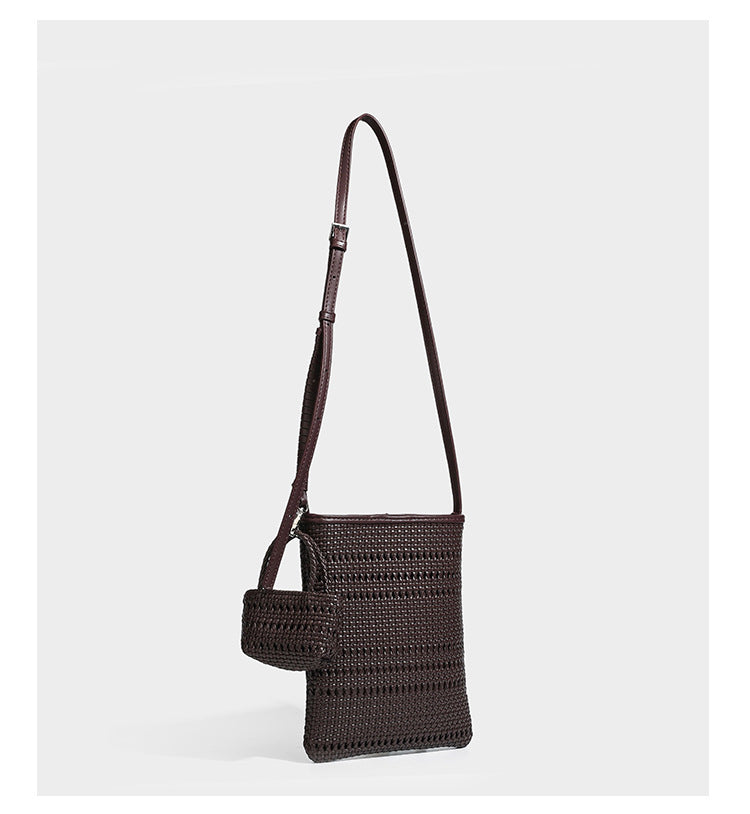 Kleine rechteckige Crossbody-Tasche aus offen geflochtenem Material mit passendem Mini-Täschchen und verstellbarem schmalem Riemen, Detailansicht 28