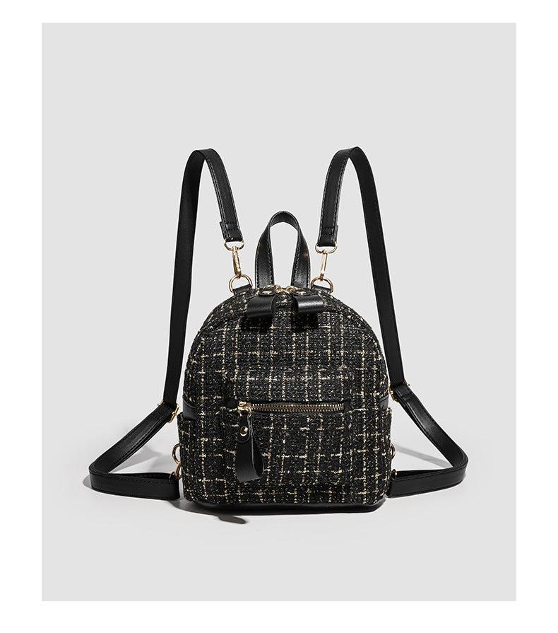 Kleiner strukturierter Mini-Rucksack aus gewebtem Tweed-Look-Stoff mit goldfarbenen Beschlägen und kontrastierenden Besätzen in Lederoptik, Detailansicht