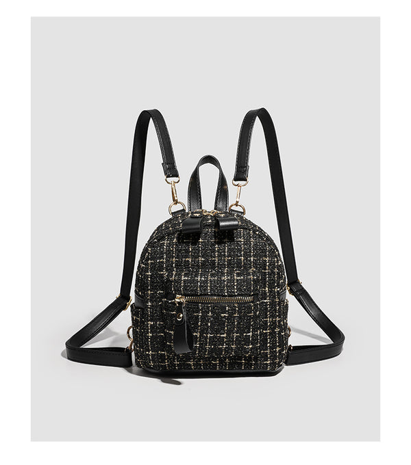 Kleiner strukturierter Mini-Rucksack aus gewebtem Tweed-Look-Stoff mit goldfarbenen Beschlägen und kontrastierenden Besätzen in Lederoptik, Detailansicht
