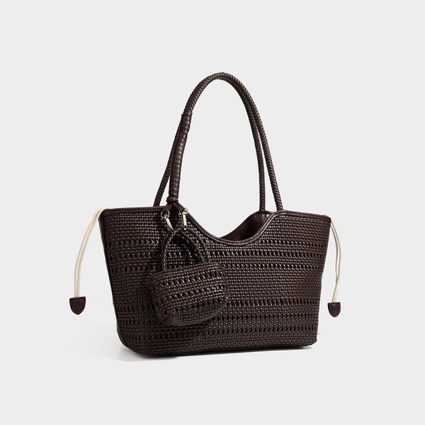 Formstabile Flecht-Tote-Bag in Dunkelbraun mit geflochtenen Henkeln, seitlichen Kordelzügen und befestigtem Mini-Etui aus Flechtmaterial, Vorderansicht