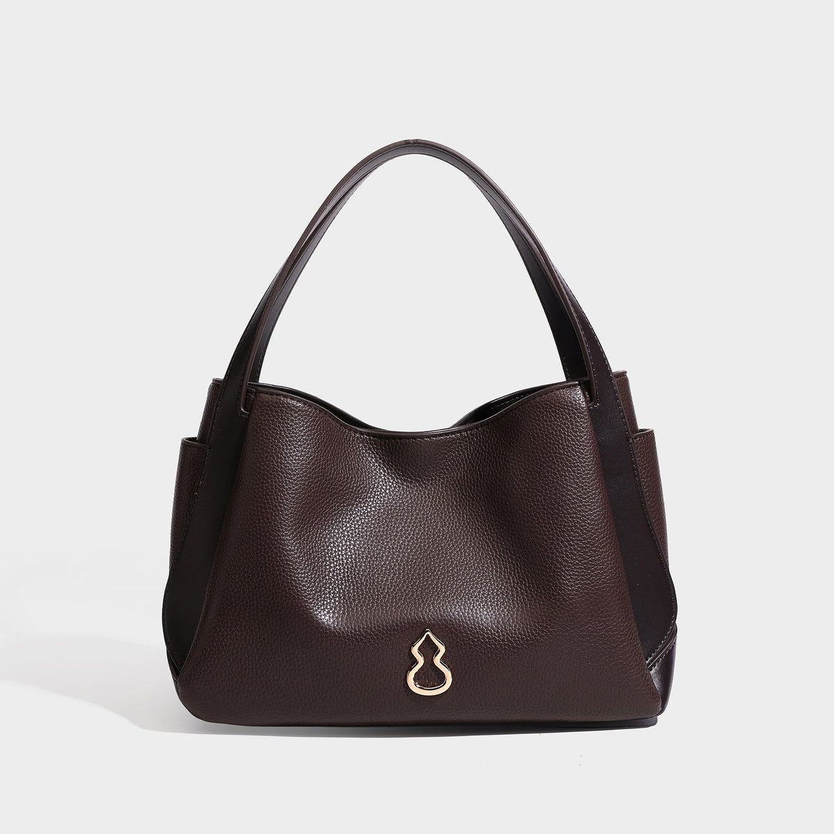 Schwarze Tote-Tasche in genarbter Lederoptik mit goldfarbenen, kürbisförmigen Beschlägen, zwei Tragegriffen und abnehmbarem Crossbody-Riemen, Detailansicht