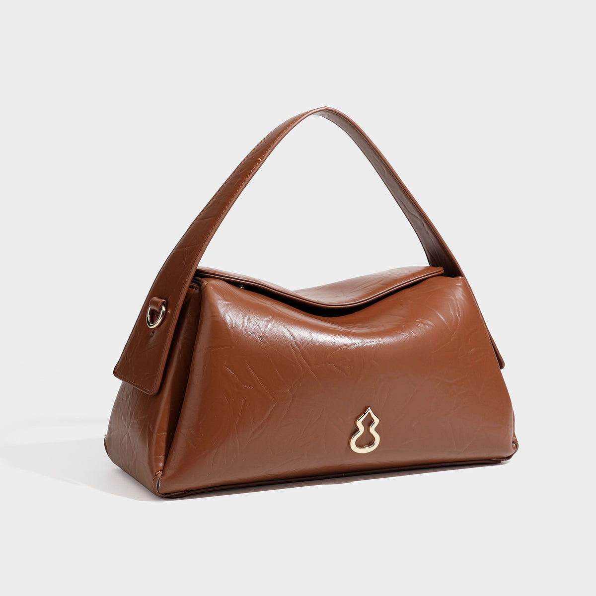 Glänzende, geknautschte Trapez-Schultertasche mit Überschlagverschluss, goldfarbenen Logo-Beschlägen, Tragegriff und abnehmbarem, verstellbarem Schulterriemen