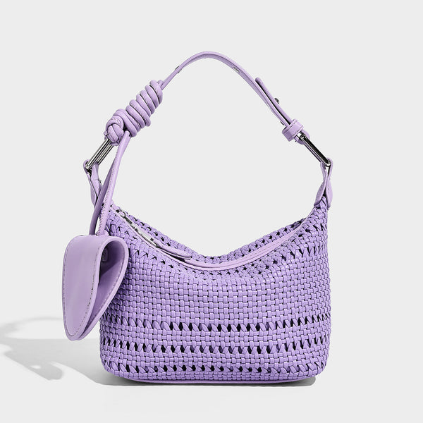 Kleine Hobo-Schultertasche mit geflochtener Gitterstruktur und sichelförmiger Silhouette, Reißverschluss oben, Beschlägen in Silberoptik und verstellbarem Riemen, Detailansicht