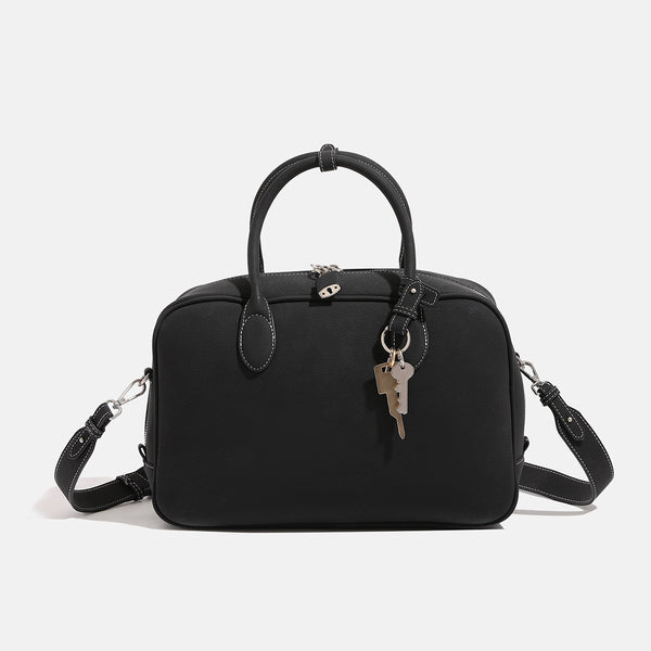 Strukturierte, rechteckige Henkeltasche mit matter, genarbter Oberfläche, zwei gerollten Henkeln, silberfarbenen Reißverschlussbeschlägen und