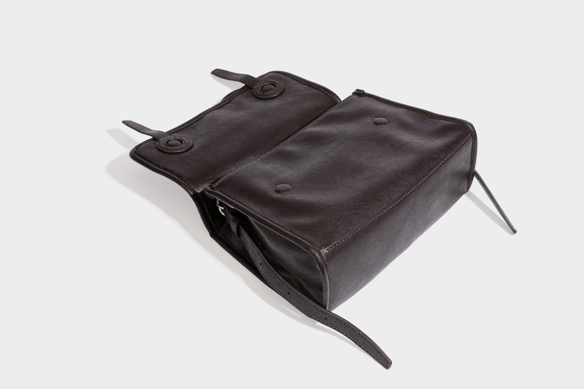 Strukturierte Satchel-Tasche mit Überschlag aus dunkelbrauner, glänzender Lederoptik, kurzem Tragegriff und langem, verstellbarem Schulterriemen