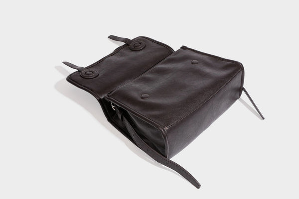 Strukturierte Satchel-Tasche mit Überschlag aus dunkelbrauner, glänzender Lederoptik, kurzem Tragegriff und langem, verstellbarem Schulterriemen
