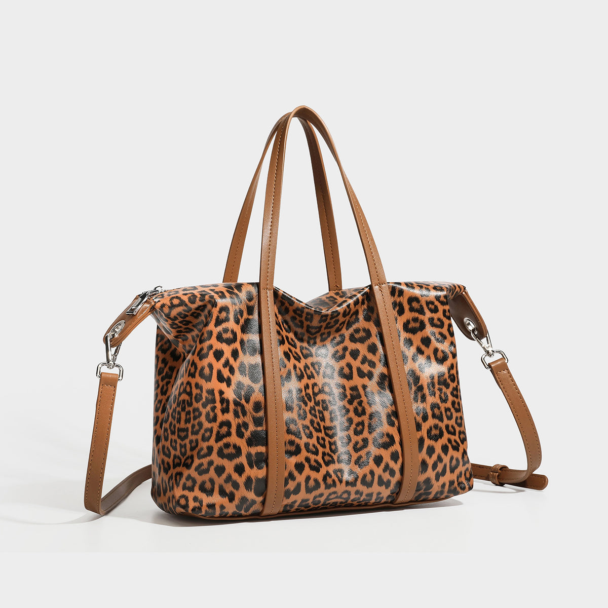 Glänzende Tote-Bag in Lederoptik mit Leopardenmuster, schwarzer Einfassung, Reißverschluss und zwei Schulterhenkeln, Detailansicht 4
