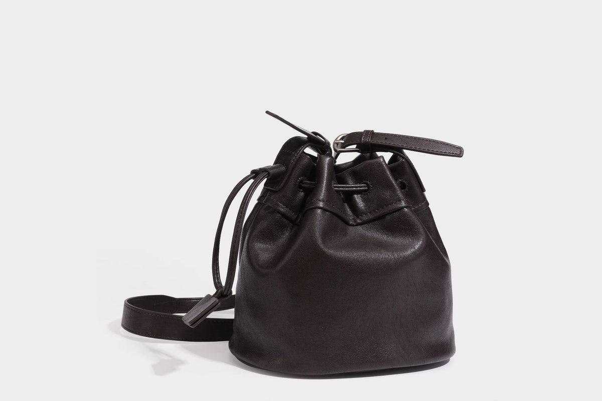 Kleine Beuteltasche in genarbter Lederoptik mit Kordelzug, verstellbarem Crossbody-Riemen und silberfarbenen Beschlägen, Detailansicht 30