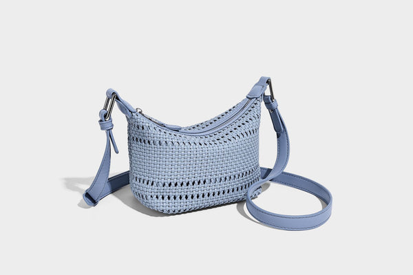 Kleine gewebte Hobo-Schultertasche mit sichelförmiger Silhouette, Reißverschluss oben, silberfarbenen Metallelementen und verstellbarem, Detail