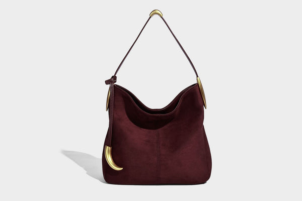 Beige-braune Hobo-Schultertasche mit lässiger Silhouette, matter Veloursleder-Optik, goldfarbenen halbmondförmigen Beschlägen und schmalem Schulterriemen, Detailaufnahme
