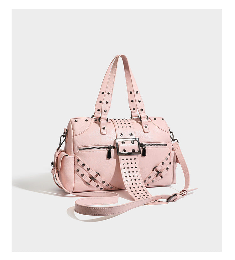 Strukturierte Moto-Satchel mit Nieten, Schnallenriemen, zwei Tragegriffen und abnehmbarem Crossbody-Riemen aus glattem Material mit Detail