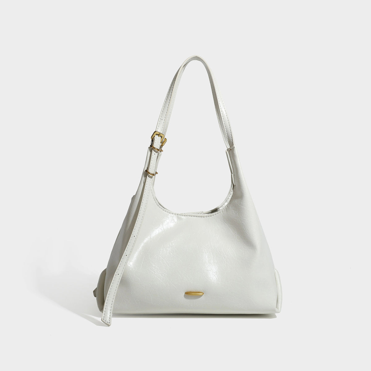 Lässig fallende Hobo-Schultertasche mit offenem Taschenabschluss in glänzender Knitterlederoptik in Dunkelbraun, schmalem verstellbarem Riemen und goldfarbenem