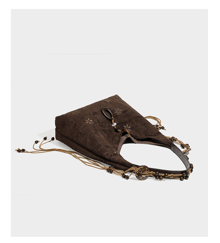 Dunkelbraune bestickte Hobo-Tote-Bag mit Schulterriemen in Lederoptik und Perlen, geknoteten Quastenbändern und ovalen Ringbeschlägen