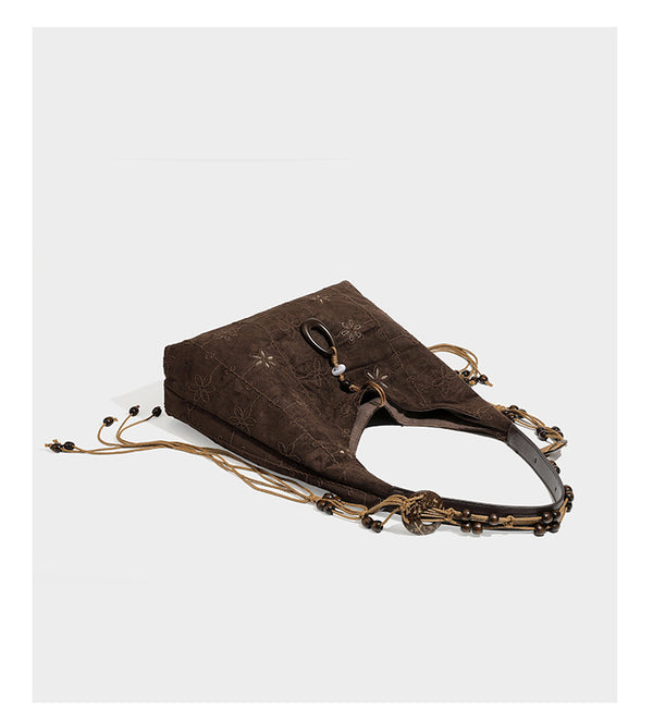 Dunkelbraune bestickte Hobo-Tote-Bag mit Schulterriemen in Lederoptik und Perlen, geknoteten Quastenbändern und ovalen Ringbeschlägen