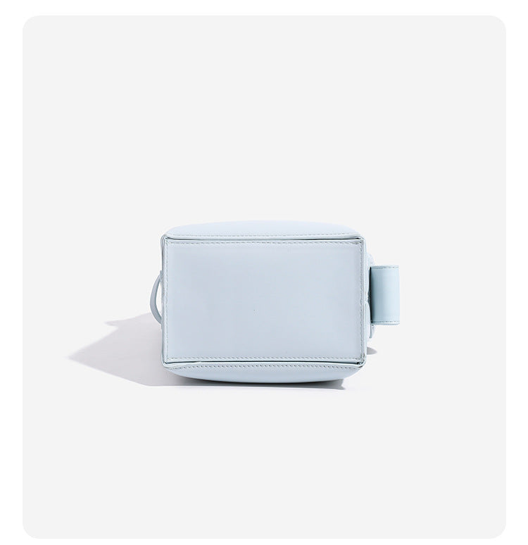 Mini-Bucket-Bag mit strukturierter Form und glatter, matter Oberfläche in eisblauer Lederoptik, gewölbtem Henkel und abnehmbarem Crossbody-Riemen