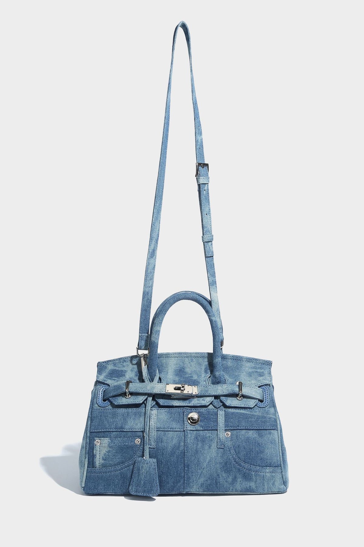 Strukturierte Patchwork-Henkeltasche aus gewaschenem Denim mit gerollten Tragegriffen, Überschlag mit Drehverschluss, aufgesetzten Fronttaschen und, Detail