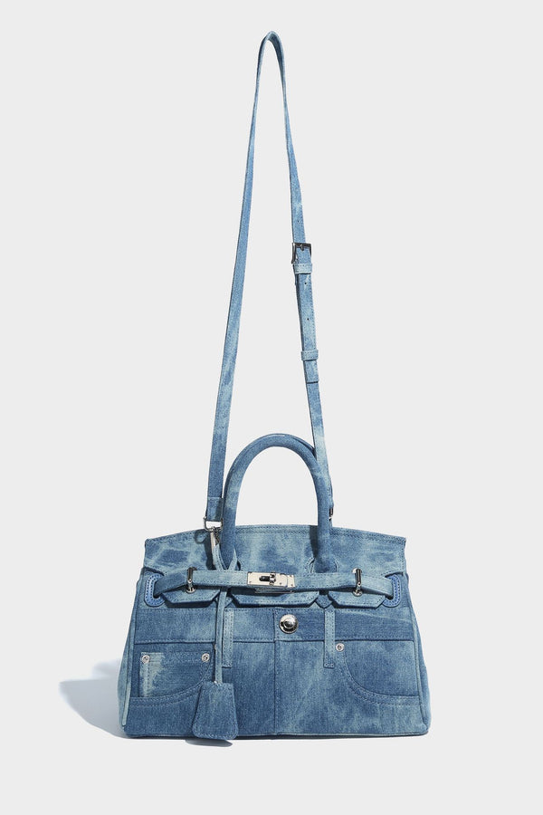 Strukturierte Patchwork-Henkeltasche aus gewaschenem Denim mit gerollten Tragegriffen, Überschlag mit Drehverschluss, aufgesetzten Fronttaschen und, Detail