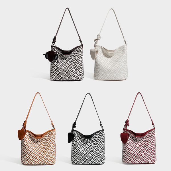Gewebte Schultertasche mit geometrischem Ethno-Muster, dunkelbraunem Kunstlederbesatz, langem verstellbarem Trageriemen und kleinem hängendem Reißverschluss