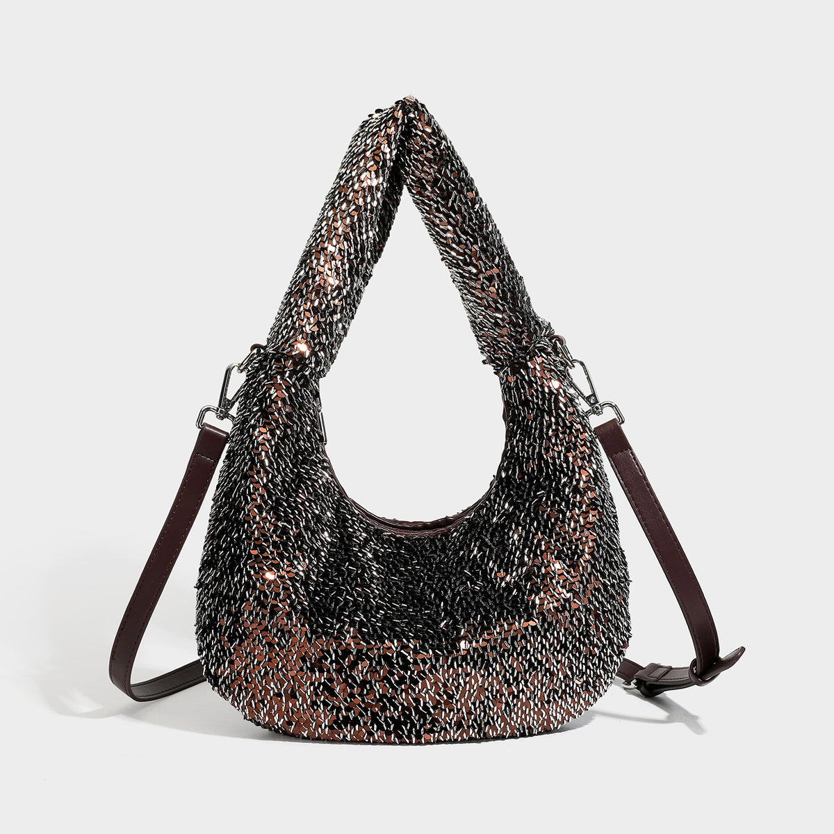 Weich fallende, tropfenförmige Hobo-Schultertasche mit durchgehendem Metallic-Paillettenbesatz und Details in Silberoptik, Detailansicht 10
