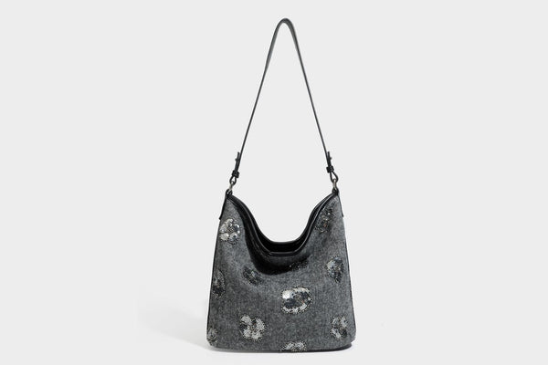 Lässig fallende Hobo-Schultertasche aus anthrazitfarbenem Webstoff mit floraler Stickerei aus silberfarbenen Pailletten, schwarzem Besatz in Lederoptik und langem