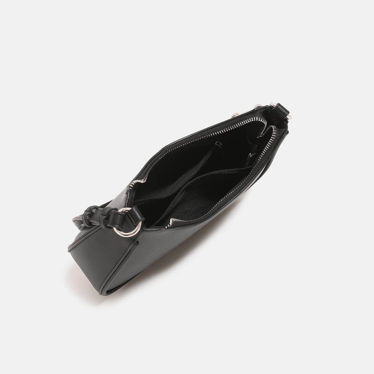 Mini-Schultertasche in Halbmondform mit verstellbarem Ketten- und Lederriemen und silberfarbenen Metalldetails, Detailansicht 4