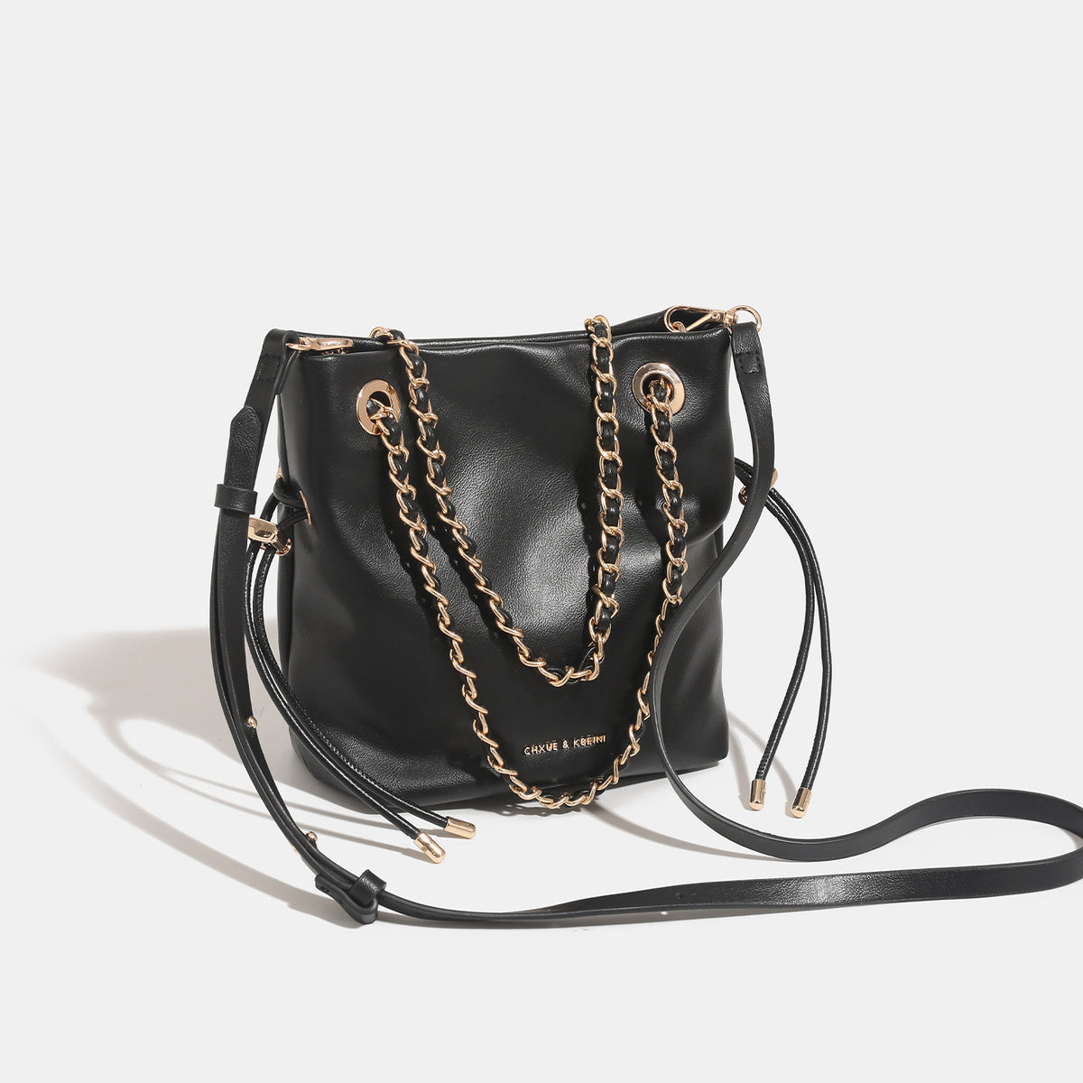 Glatte Bucket-Bag in Lederoptik mit Kettenhenkeln und seitlichen Kordelzügen, Detailansicht 3