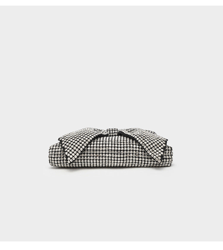 Kleine rechteckige, mit Strasssteinen besetzte Schleifen-Clutch zum Umhängen mit silberfarbener Kettenriemen, Detailansicht 13