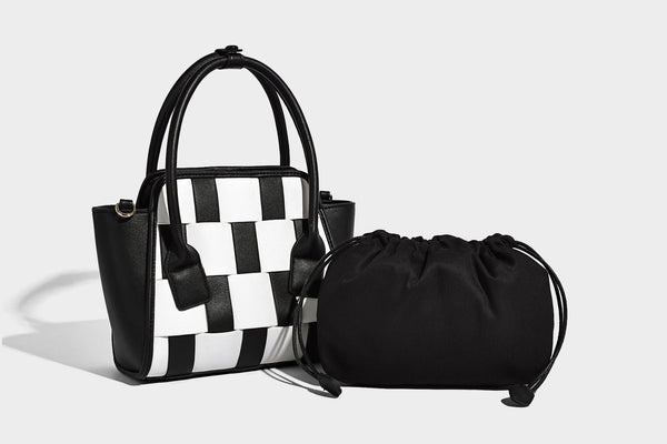 Kleine, strukturierte Tote Bag mit schwarz-weiß gewebtem Schachbrettmuster auf der Vorderseite, glatten matten Seitenteilen und zwei abgerundeten Tragegriffen