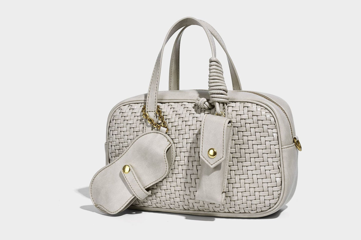 Strukturierte Boston-Tasche mit gewebter Optik, glattem Besatz in Lederoptik, zwei oberen Tragegriffen, abnehmbarer Mini-Druckknopftasche sowie Detail