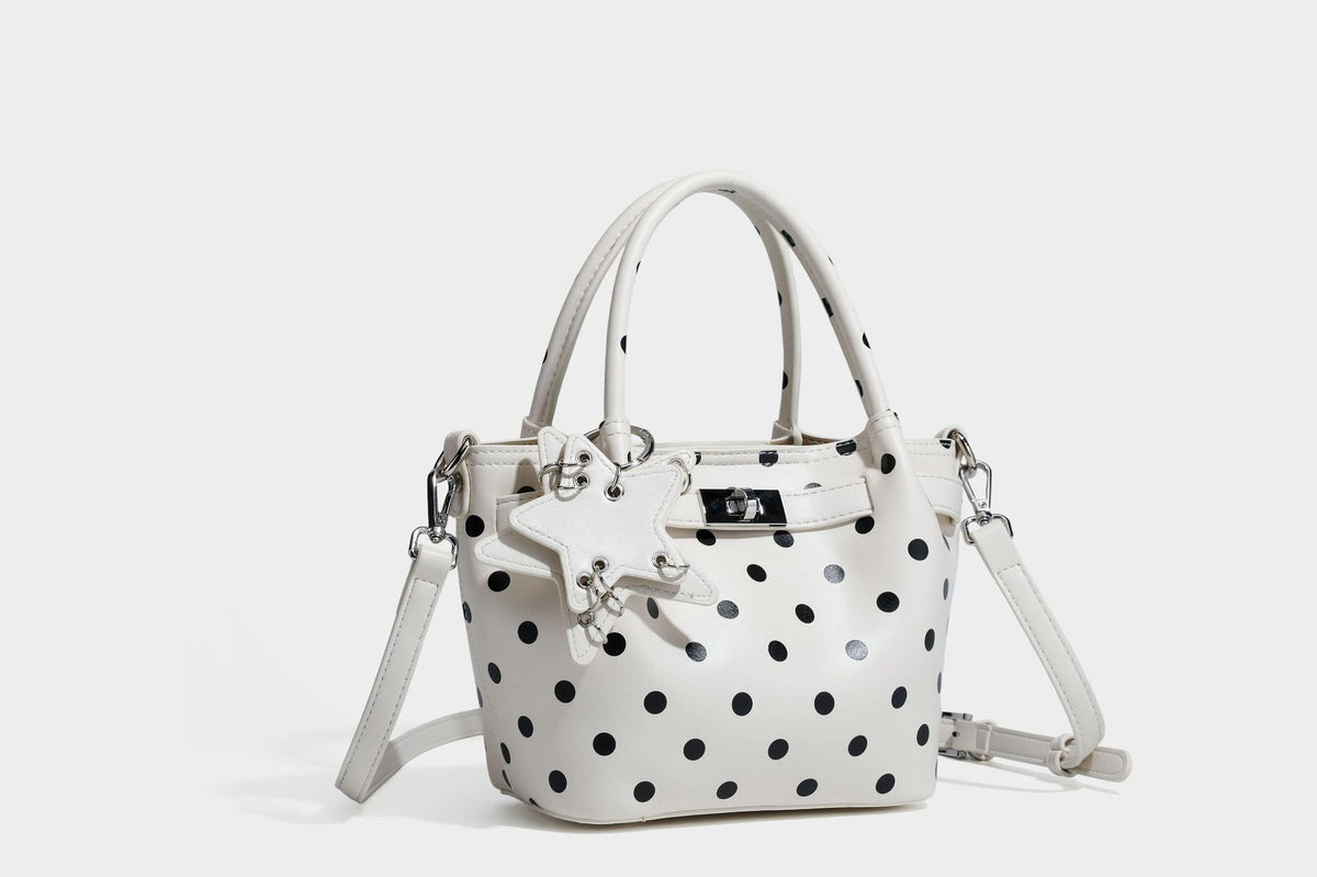 Kleine strukturierte Mini-Tote-Bag mit Punkten in Braun und weißen Tupfen, Sternanhänger, zwei Tragegriffen und abnehmbarem Schulterriemen