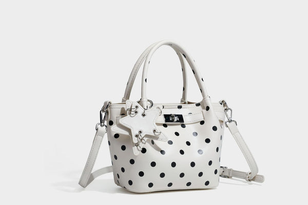 Kleine strukturierte Mini-Tote-Bag mit Punkten in Braun und weißen Tupfen, Sternanhänger, zwei Tragegriffen und abnehmbarem Schulterriemen