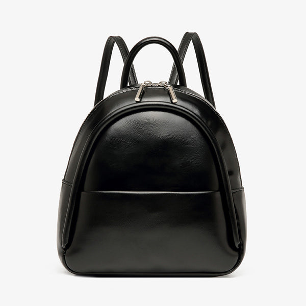 Kleine kuppelförmige Mini-Rucksackhandtasche in Pastellgelb mit glatter Oberfläche in Lederoptik, bogenförmigem Reißverschluss oben und silberfarbenen Details
