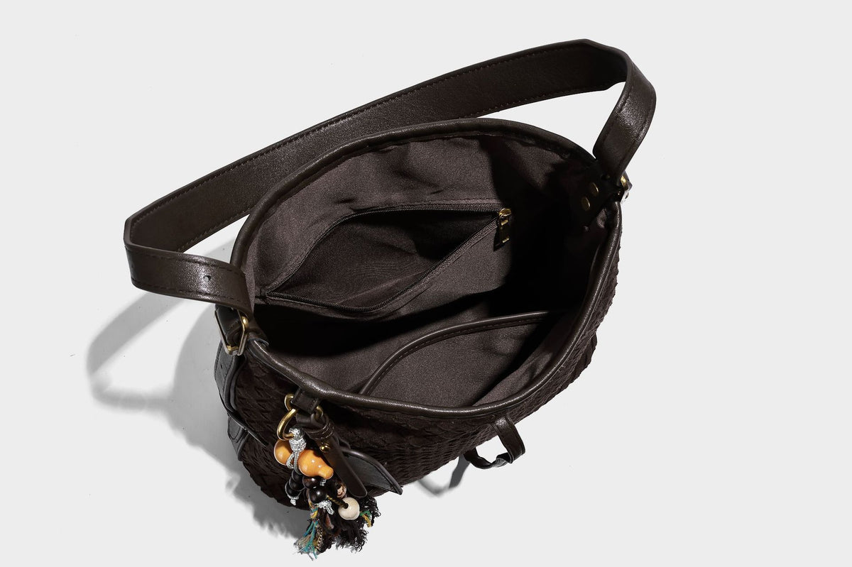 Dunkelbraune Beuteltasche mit Flechtstruktur, Knotenverschluss, goldfarbenen Beschlägen und verstellbarem Schulterriemen, Detailansicht 33