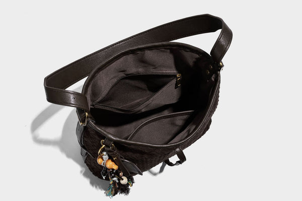 Dunkelbraune Beuteltasche mit Flechtstruktur, Knotenverschluss, goldfarbenen Beschlägen und verstellbarem Schulterriemen, Detailansicht 33