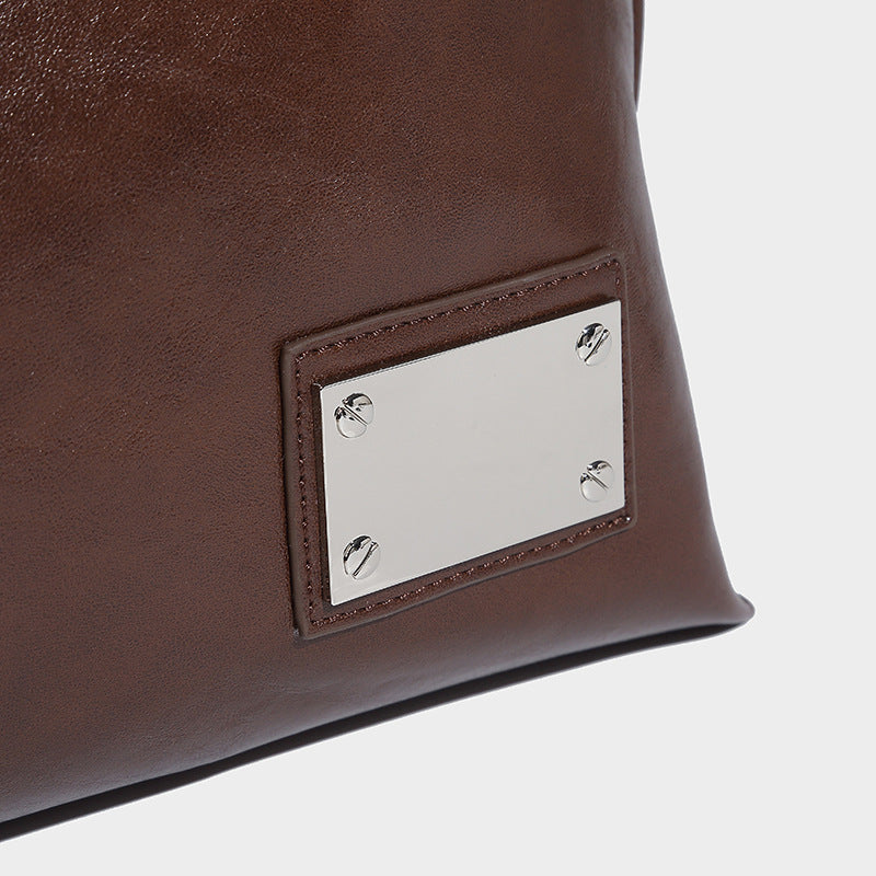 Große glänzende wandelbare Tote-Bag in Lederoptik mit Plüschbären-Anhänger und silberfarbenen Beschlägen, Detailansicht 20