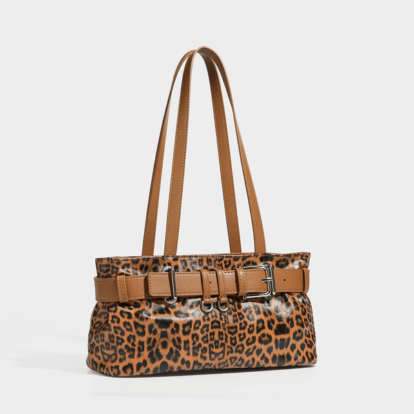 Strukturierte Schultertasche mit Leopardenmuster, Umschlagdetail mit Gürtelschnalle, langen Doppelriemen und silberfarbenen Beschlägen, Detailansicht