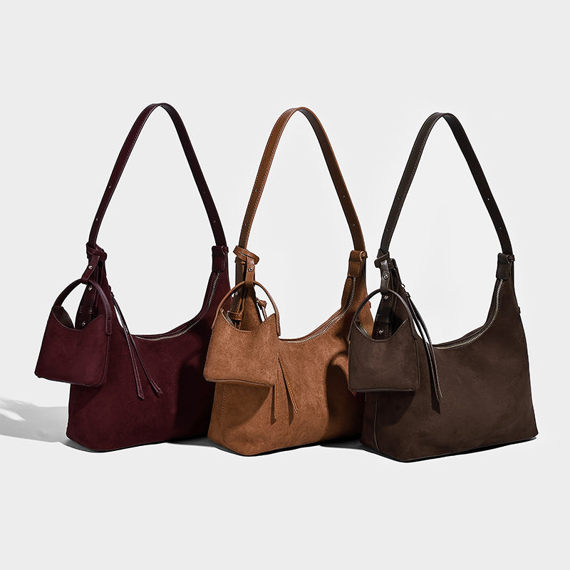 Dunkelbraune Hobo-Schultertasche in Veloursleder-Optik mit Reißverschluss oben, verstellbarem Schulterriemen und kleinem abnehmbarem Mini-Etui, Detailansicht