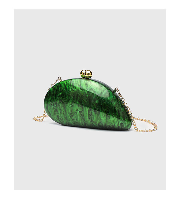 Ovale Hartschalen-Clutch in marmorierter Perlmuttoptik mit Verschluss aus zwei goldfarbenen Kugeln und goldfarbener Kettenriemen, Detailansicht