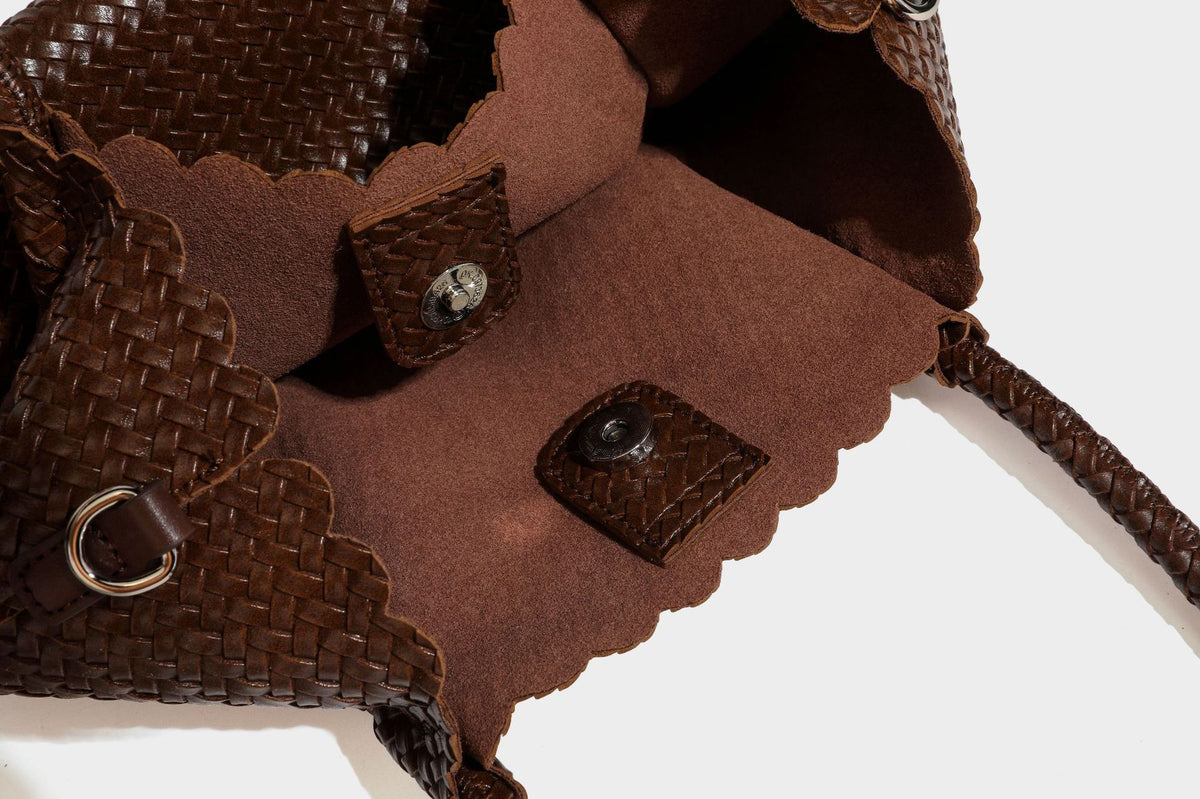 Strukturierte, glänzend gewebte Tote-Bag mit geschwungenem oberen Rand, geflochtenen Henkeln, abnehmbarem Crossbody-Riemen und Perlenquaste