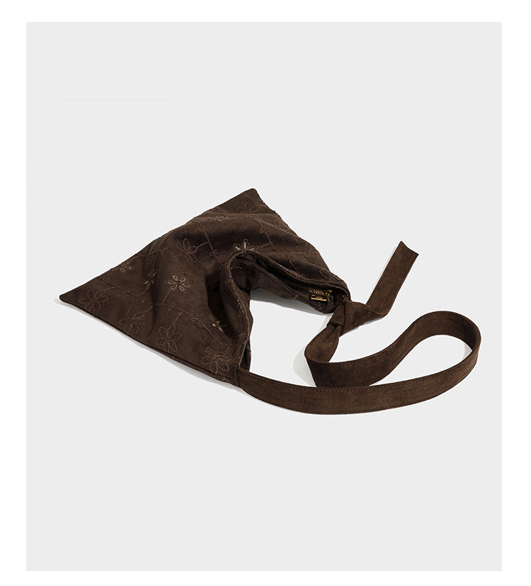 Lässige Hobo-Schultertasche in dunkelbrauner Velourslederoptik mit Ton-in-Ton-Blumenstickerei und langem, geknotetem Einzelriemen, Detailansicht