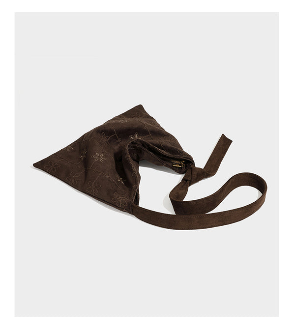 Lässige Hobo-Schultertasche in dunkelbrauner Velourslederoptik mit Ton-in-Ton-Blumenstickerei und langem, geknotetem Einzelriemen, Detailansicht